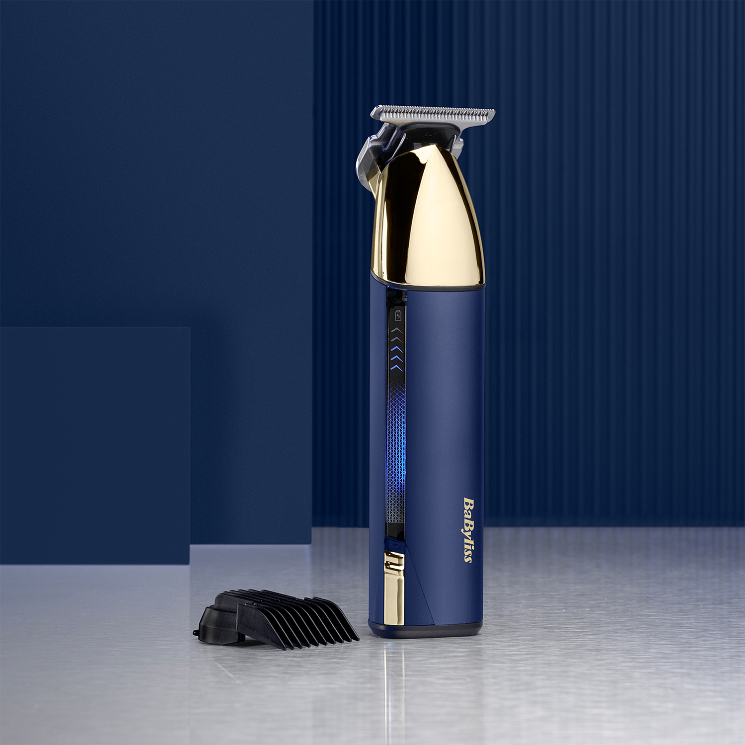 Tagliacapelli Babyliss blu e oro con pettine nero.