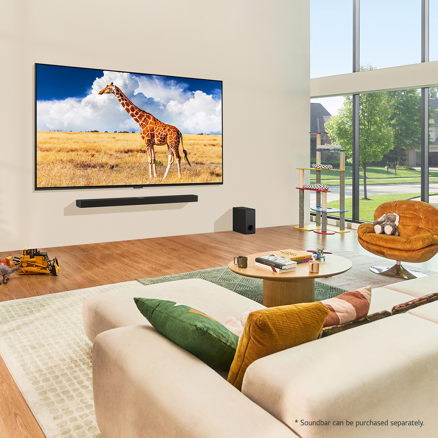 Soggiorno con una grande TV che mostra una scena di giraffa, soundbar e design moderno.