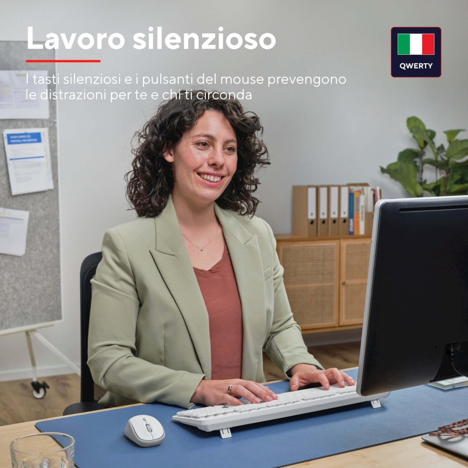 Una donna lavora al computer sorridendo. Il testo sopra dice 'lavoro silenzioso'.