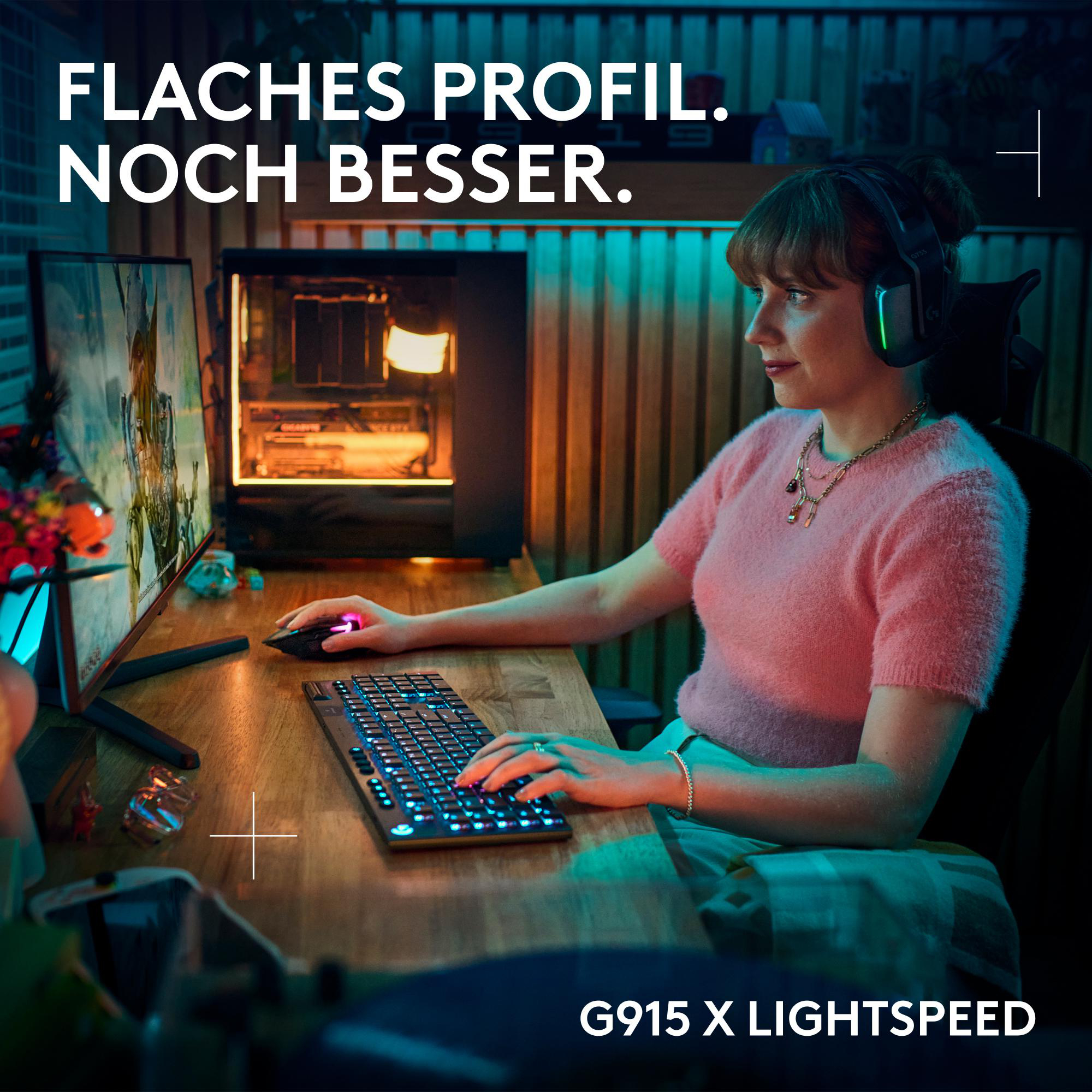 Frau nutzt Gaming-Setup mit Tastatur, Maus und Headset.
