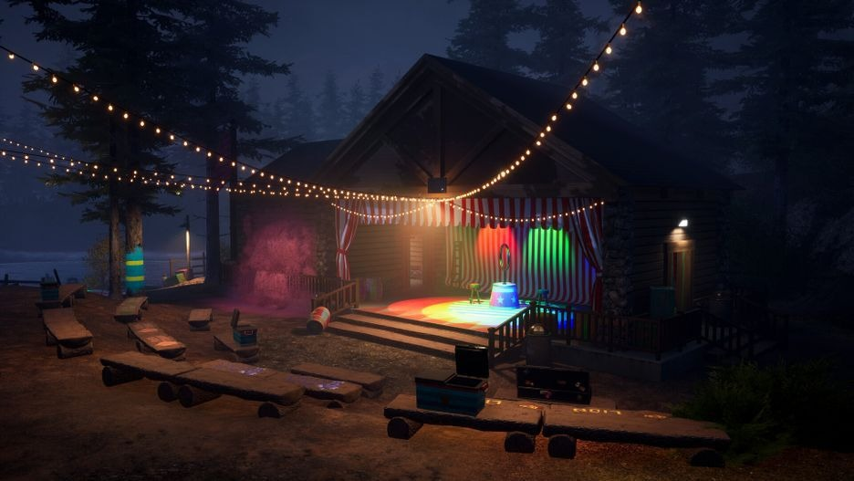 Een nachtscène van een podium voor een hut. Lichten en bomen omringen het.