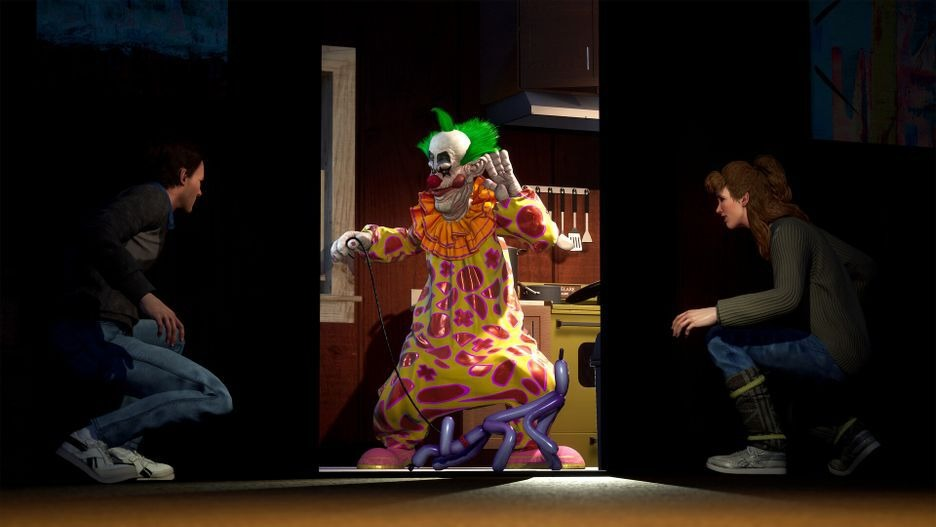 Een spookachtige clown staat in een deuropening met twee mensen die van elke kant naar binnen kijken.