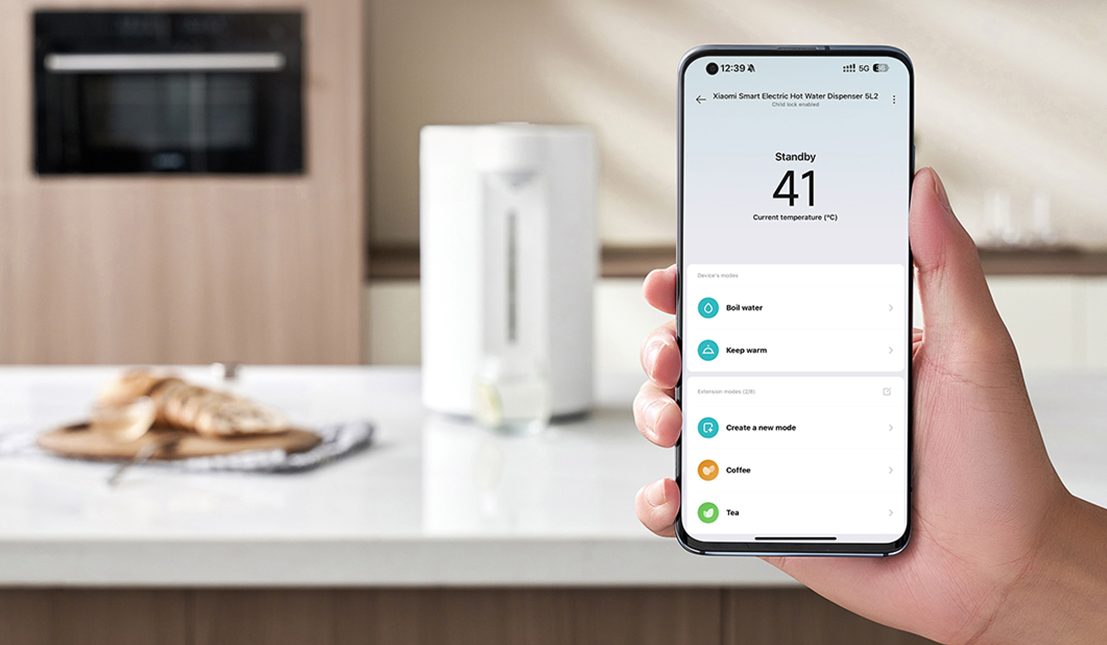 Egy személy egy okostelefont tart, amely egy Xiaomi Smart Electric Hot Water Dispenser-t jelenít meg.