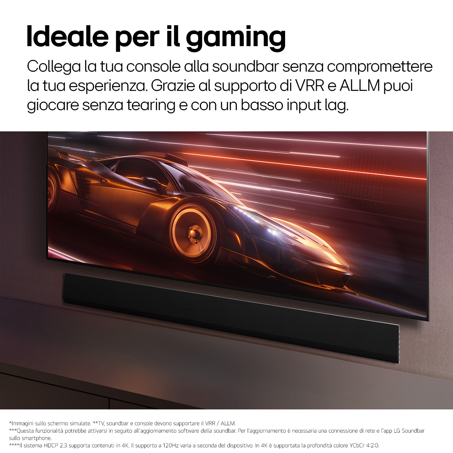 Una TV con soundbar, focalizzata sul gaming. Un gioco di corse automobilistiche viene visualizzato sullo schermo.