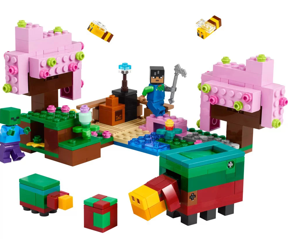 Zestaw Lego Minecraft z figurkami, drzewami i stworzeniem podobnym do świni.