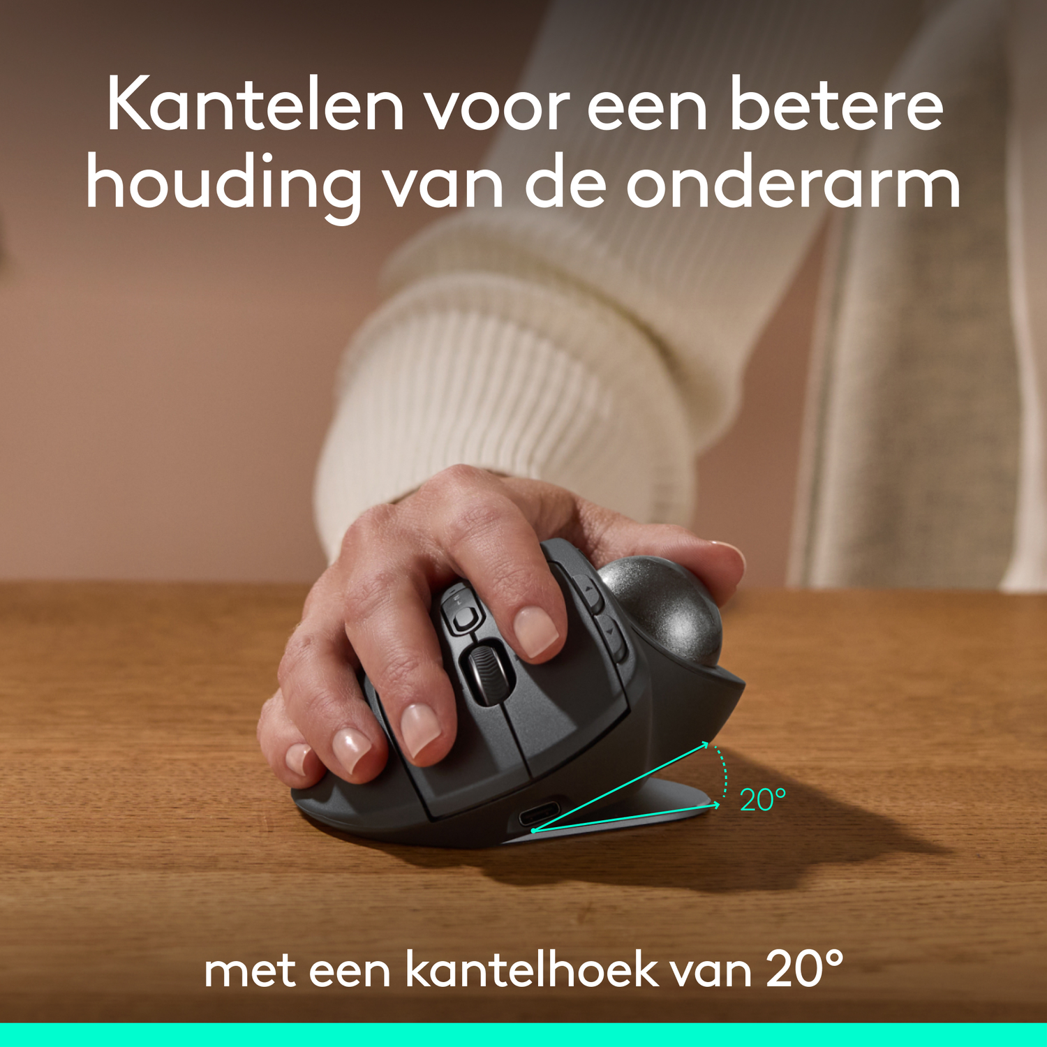 Persoon die een trackball-muis gebruikt op een houten tafel.