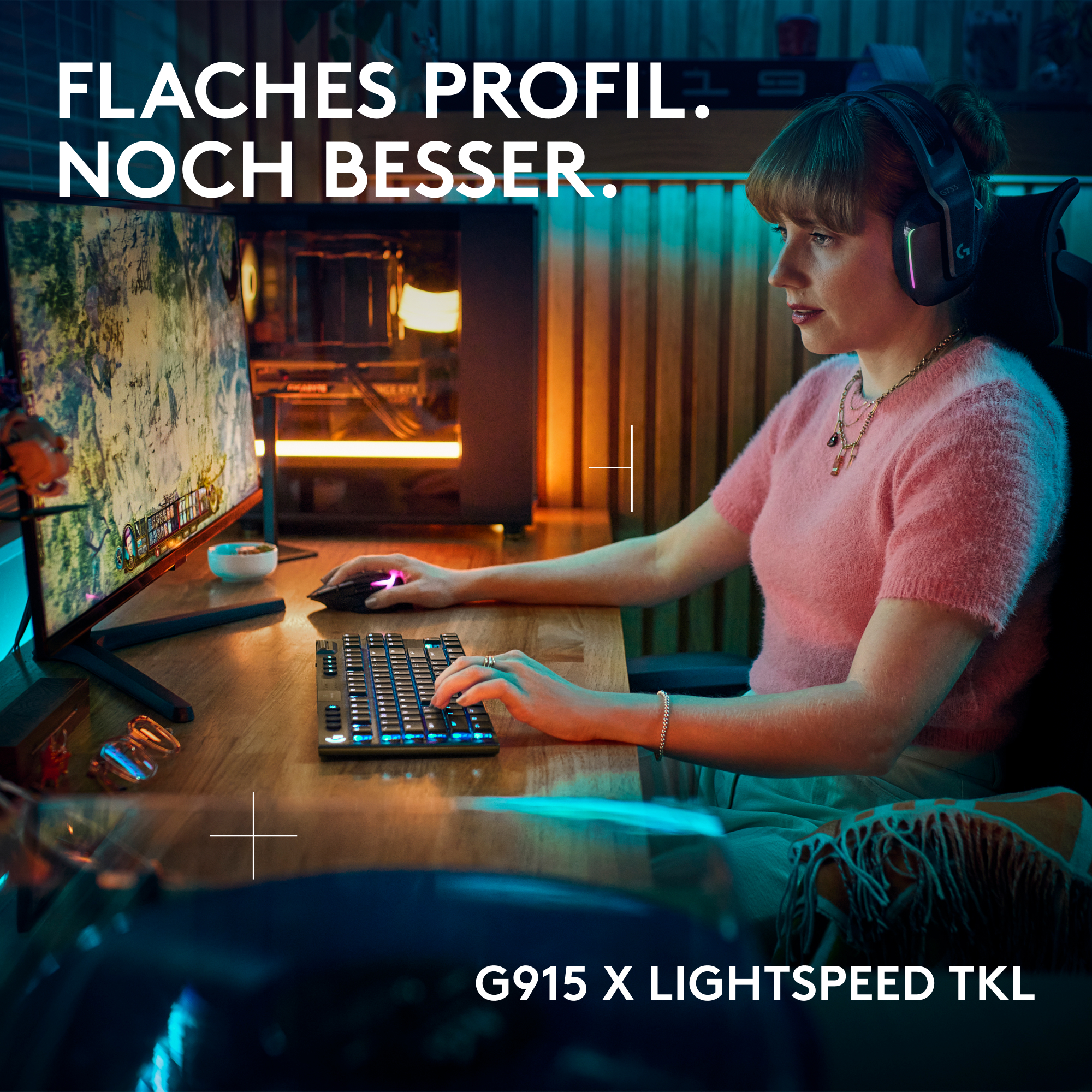 Frau spielt am Computer mit G915-Tastatur, Maus und Kopfhörern.