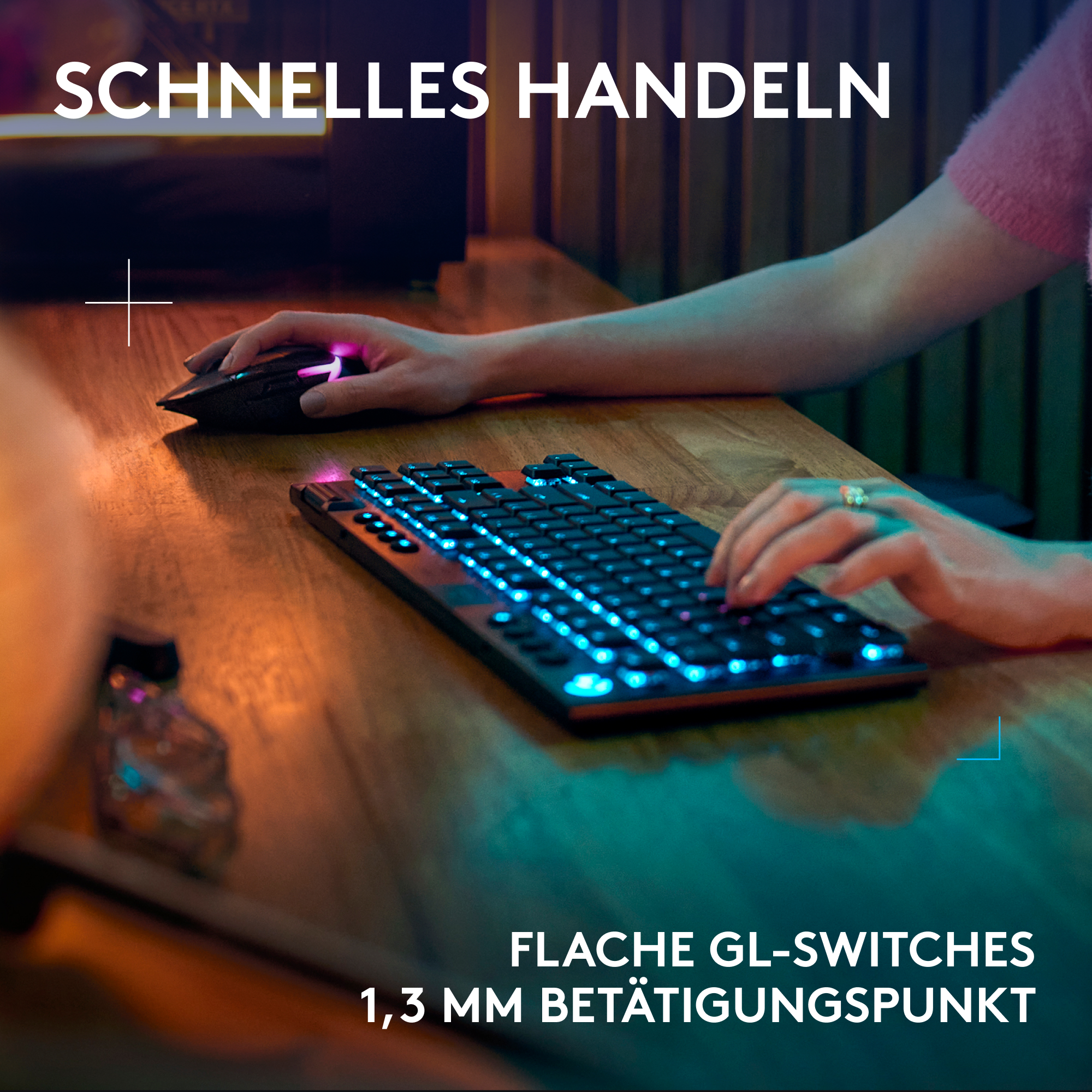 Hände tippen auf beleuchteter Tastatur mit Maus, auf Holztisch.