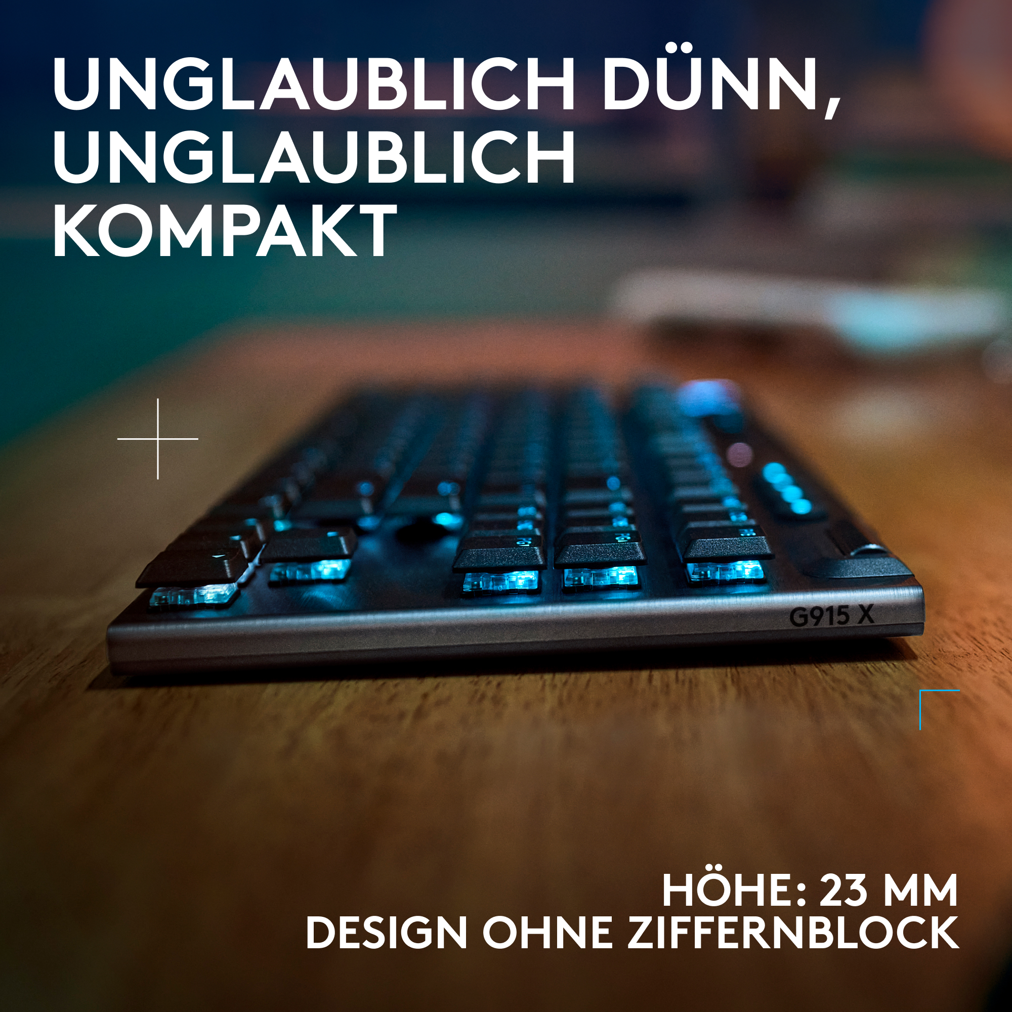 Nahaufnahme einer Tastatur mit blau beleuchteten Tasten auf Holzoberfläche.