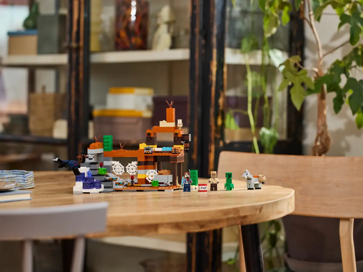 Zestaw Lego Minecraft na stole, z minifigurkami, w pokoju z roślinami.