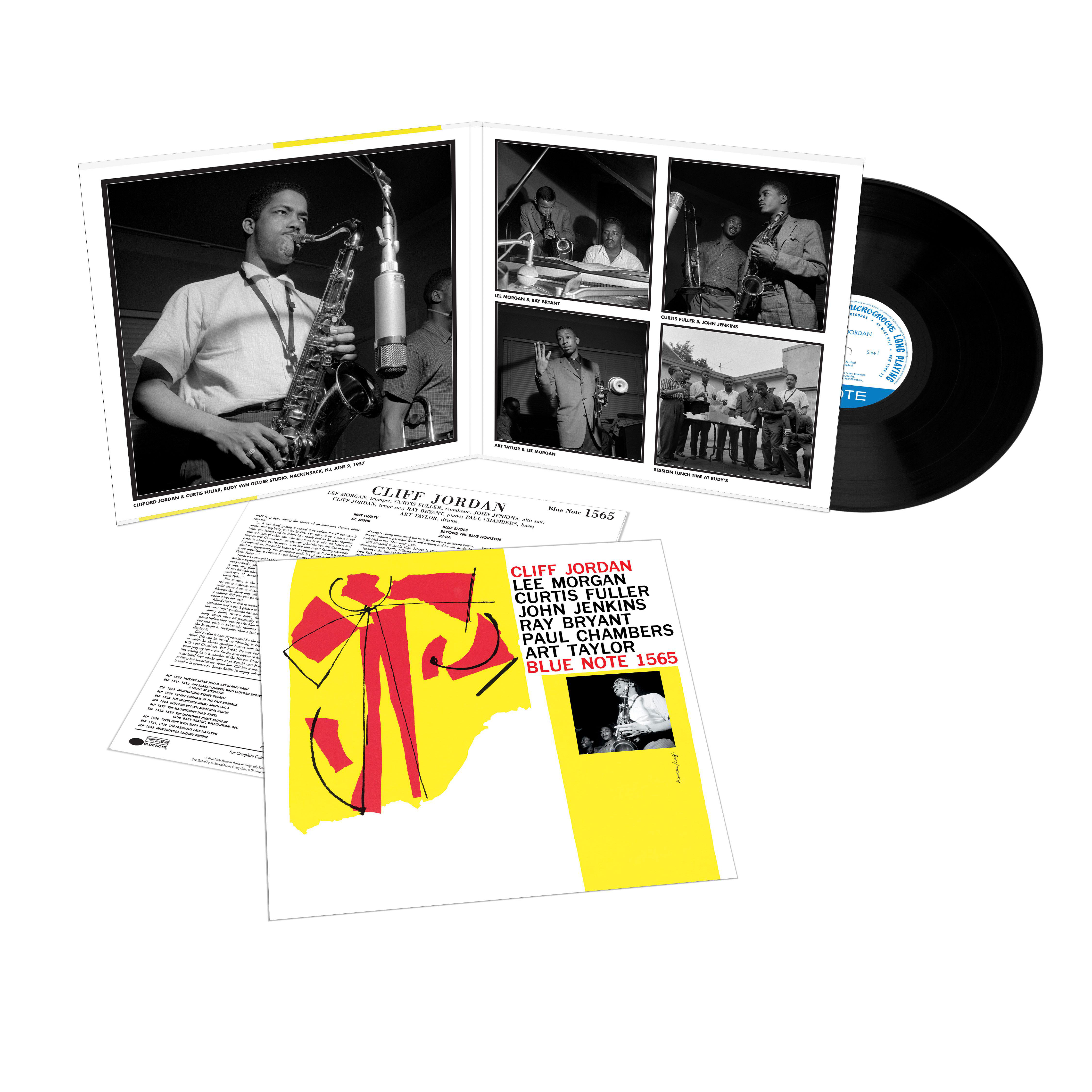 Eine geöffnete Vinyl-Schallplattenhülle mit Fotos und Text. Die Platte ist schwarz mit blauem Label.