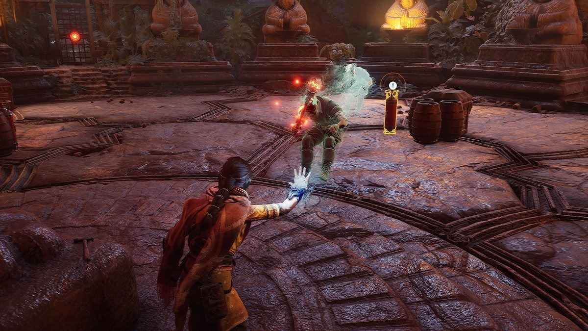 Een videogame-scène met een personage dat een vijand in een oude tempel tegenkomt.