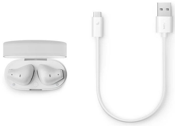 Fehér fülhallgatók és töltőtok, valamint egy fehér USB-C-USB-A töltőkábel.