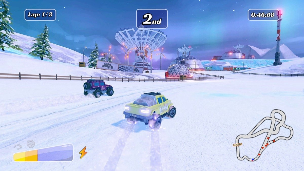 Een racescène in een besneeuwde omgeving met twee auto's die racen.