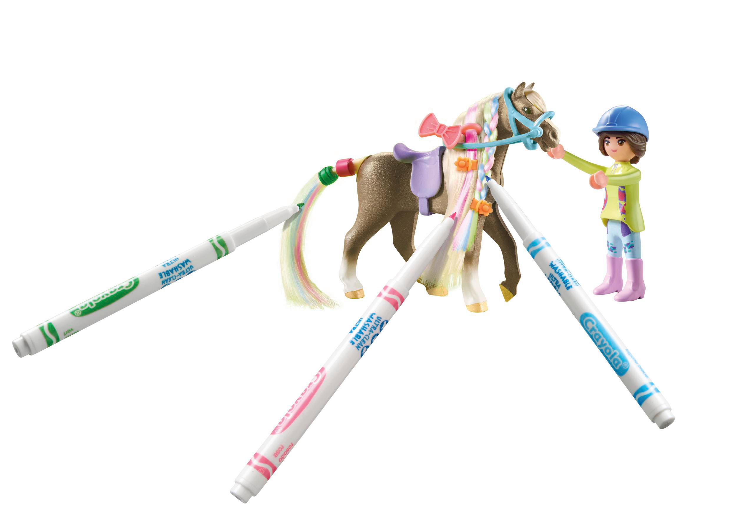 Spielzeugpferd mit Mädchenfigur und Buntstiften. Pferd hat bunte Mähne und Schweif.