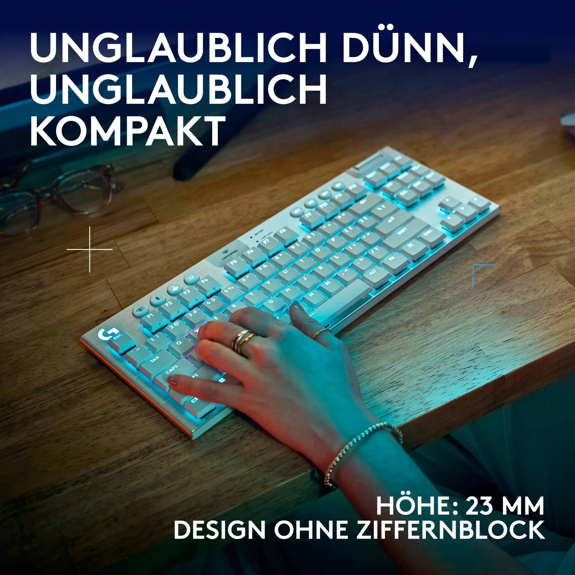 Weiße Tastatur mit bunten Lichtern. Die Tastatur hat ein minimalistisches Design, mit dem Text 'HÖHE: 23 MM'.