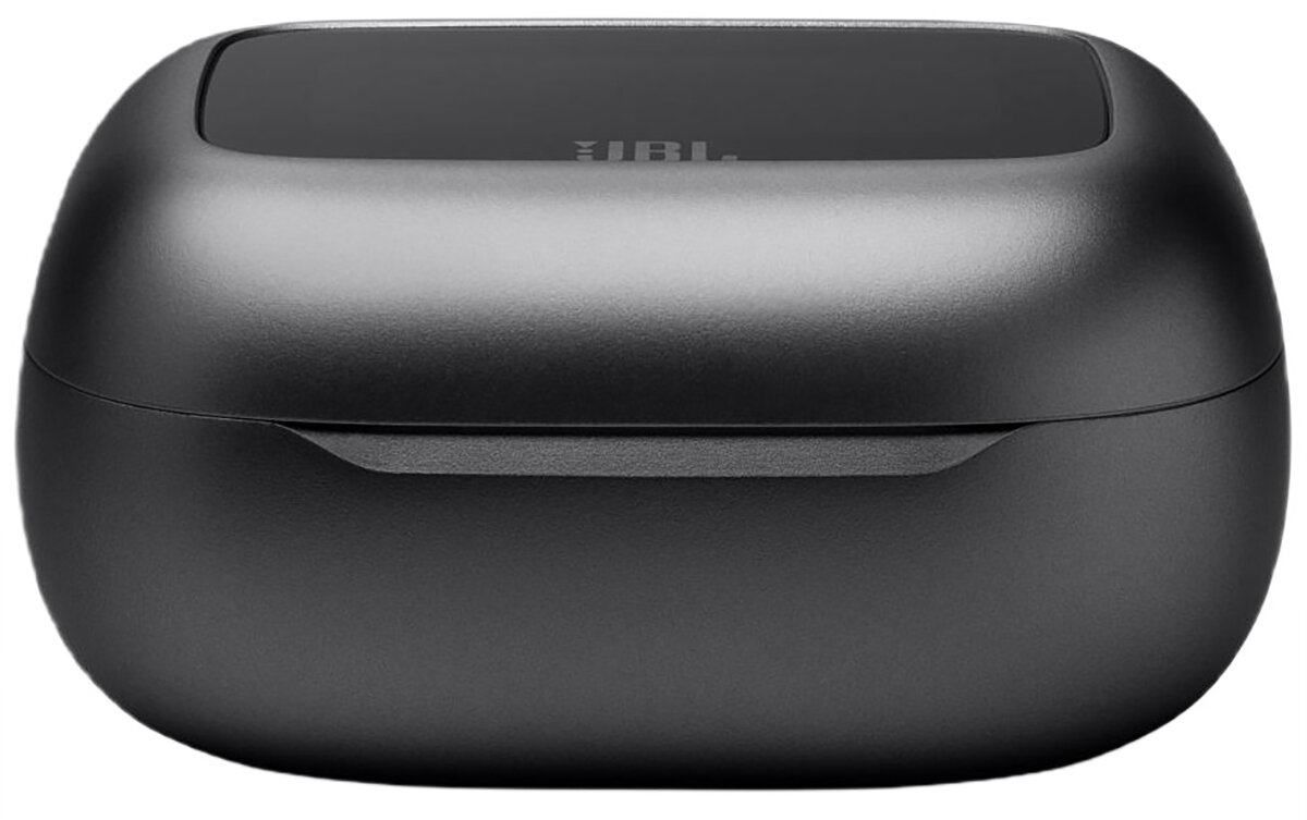 Czarne etui ładujące do słuchawek JBL, o gładkiej, zaokrąglonej konstrukcji.