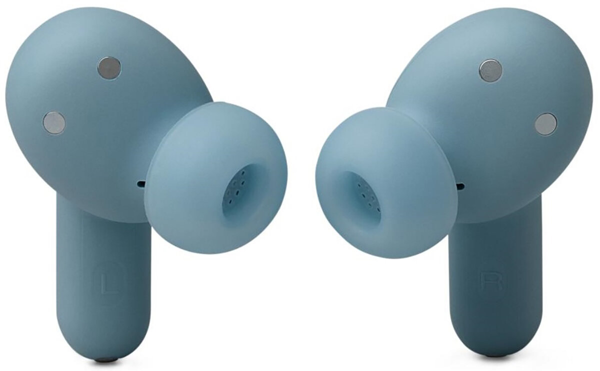 Dwa niebieskie słuchawki, zbliżenie, białe tło.