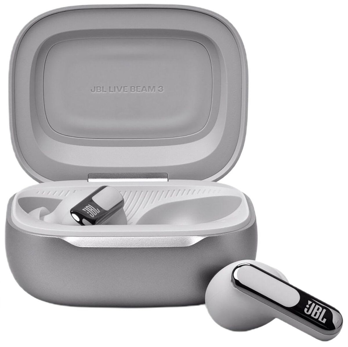 Szare etui na słuchawki otwarte, z wkładkami dousznymi w środku. Jedna wkładka jest poza etui. Jest biała z czarnym logo JBL.