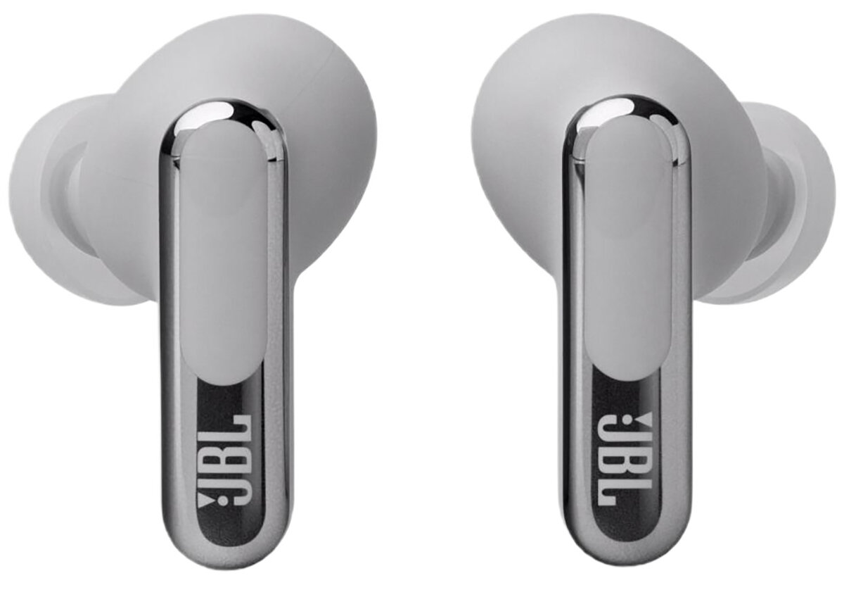 Para białych słuchawek JBL ze srebrnym akcentem, białe tło.