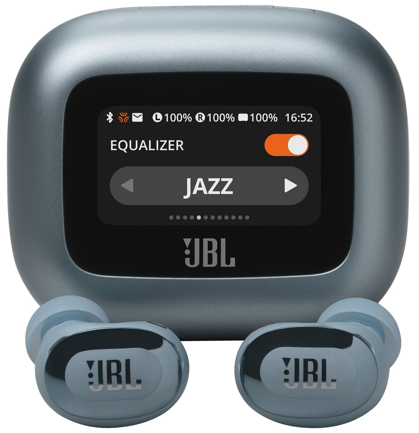 Szare etui z ekranem pokazującym korektor i elementy sterowania muzyką. Dwie niebieskie wkładki douszne znajdują się pod etui. Logo JBL na etui.