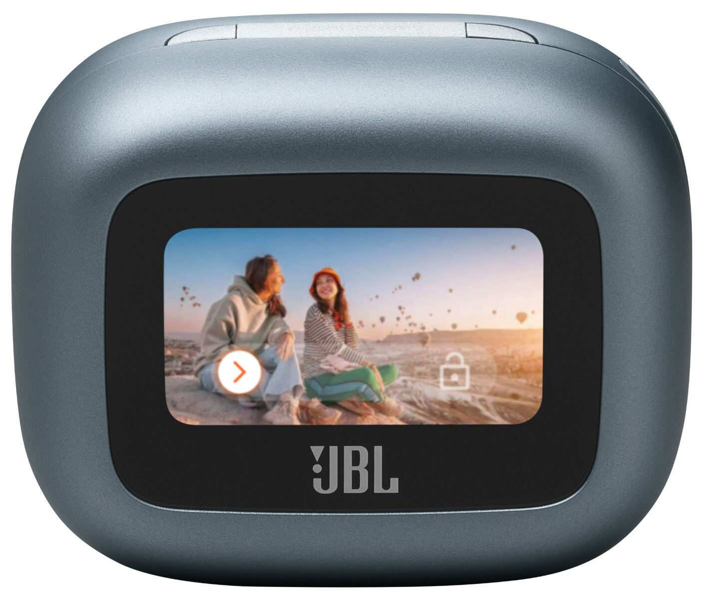 Szare etui z ekranem pokazującym dwie osoby. Tło z balonem na ogrzane powietrze. Logo JBL na dole.