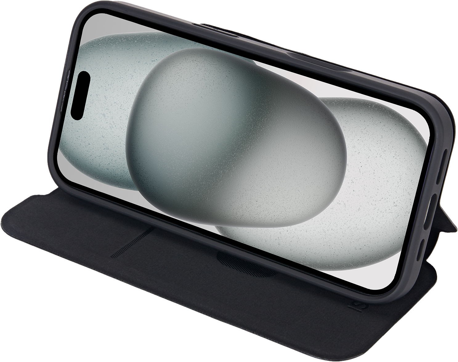 Téléphone dans un étui, calé, montrant un arrière-plan flou. Étui noir. Fond blanc.
