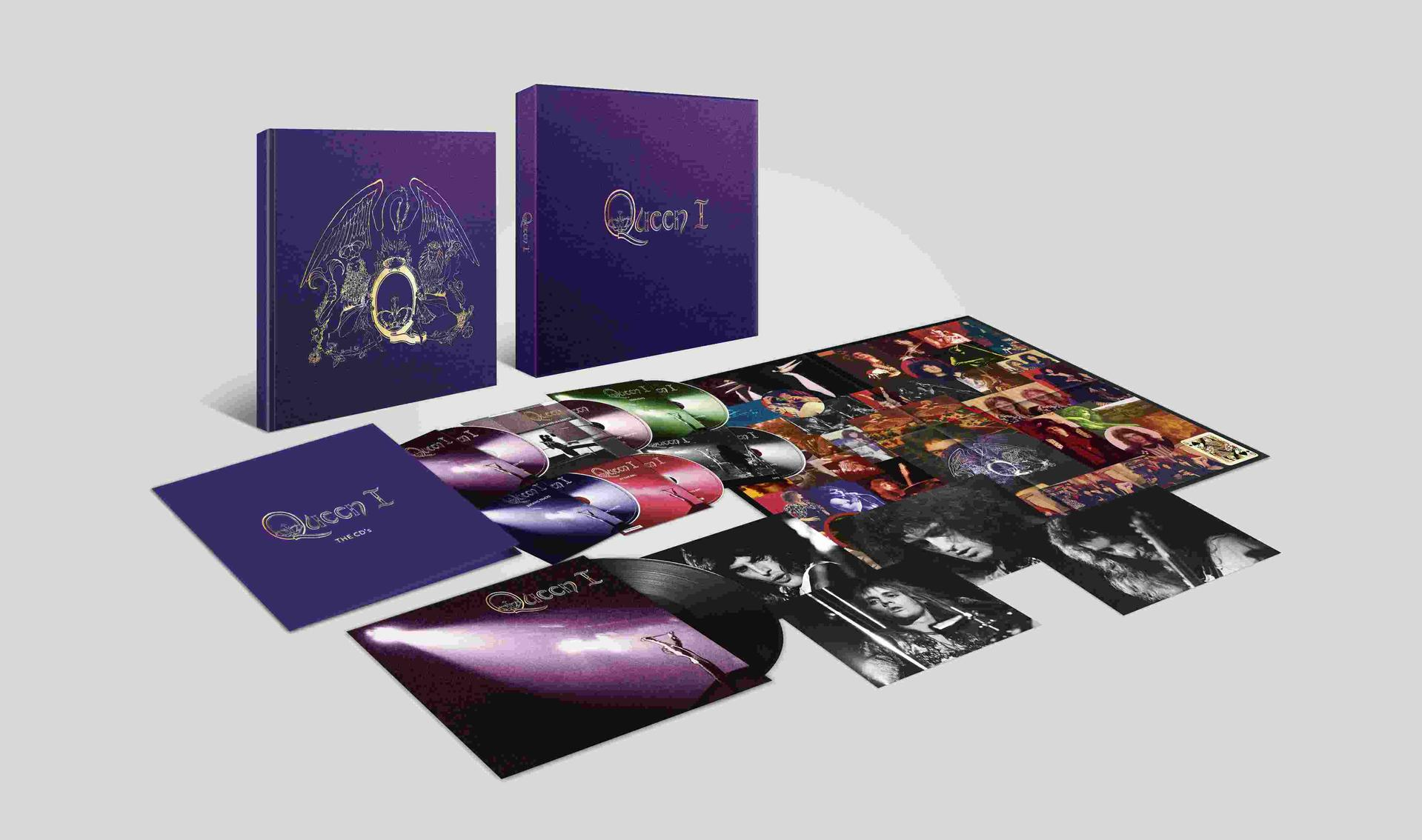 Queen I Box-Set mit mehreren Discs, Buch und lila Hülle auf weißer Oberfläche.