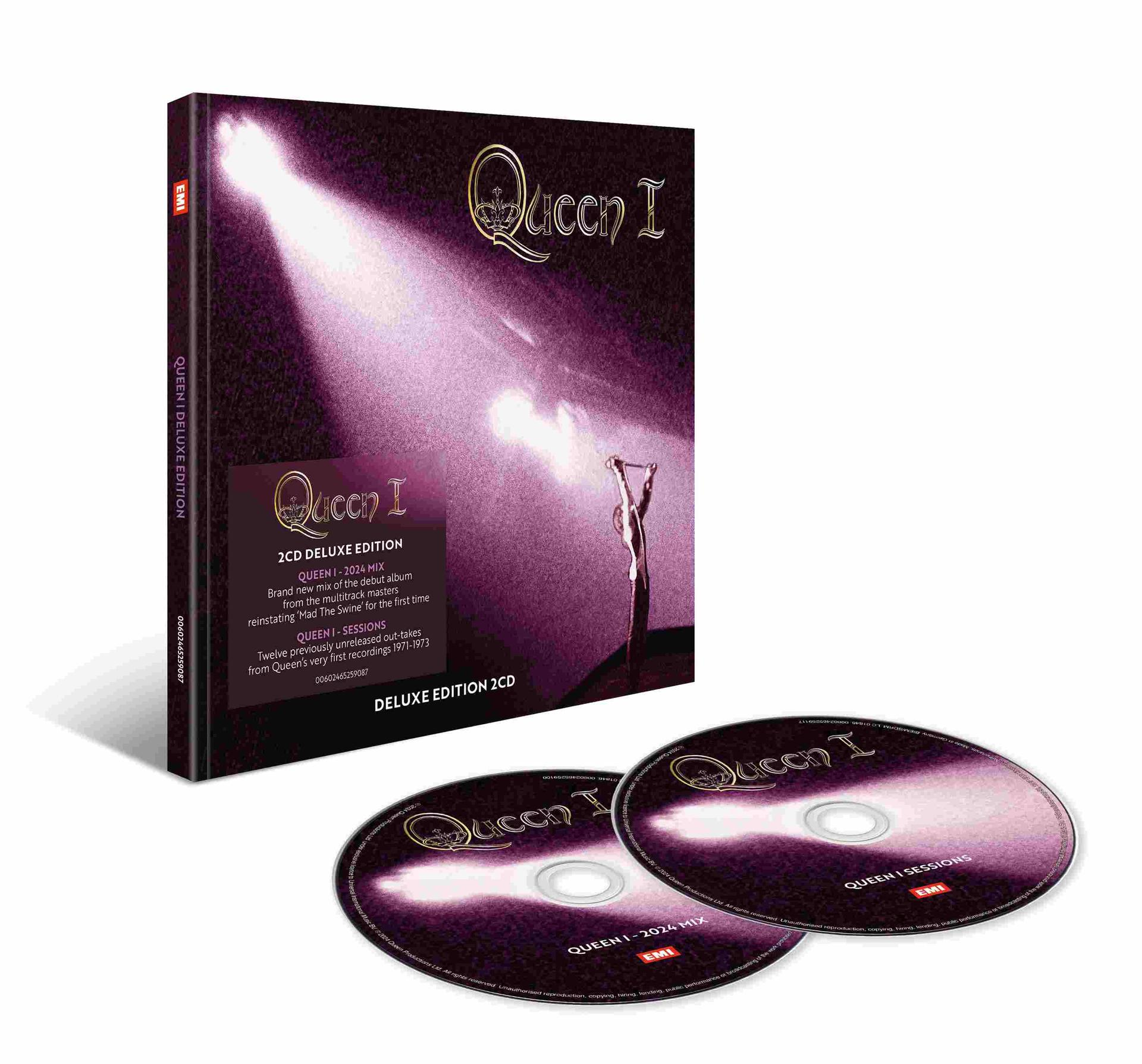 CD-Cover. Queen I Album. Zwei CDs. Dunkler Hintergrund mit einem Scheinwerfer auf einer Person.