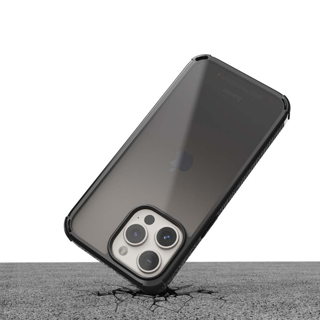 Smartphone-Hülle auf rissigem Pflaster. Hülle ist schwarz, mit Telefon und Markenname.
