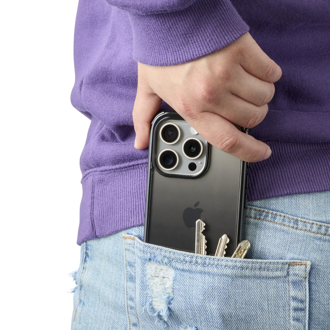 Die Hand einer Person, die ein Telefon in einer Tasche mit Schlüsseln hält.