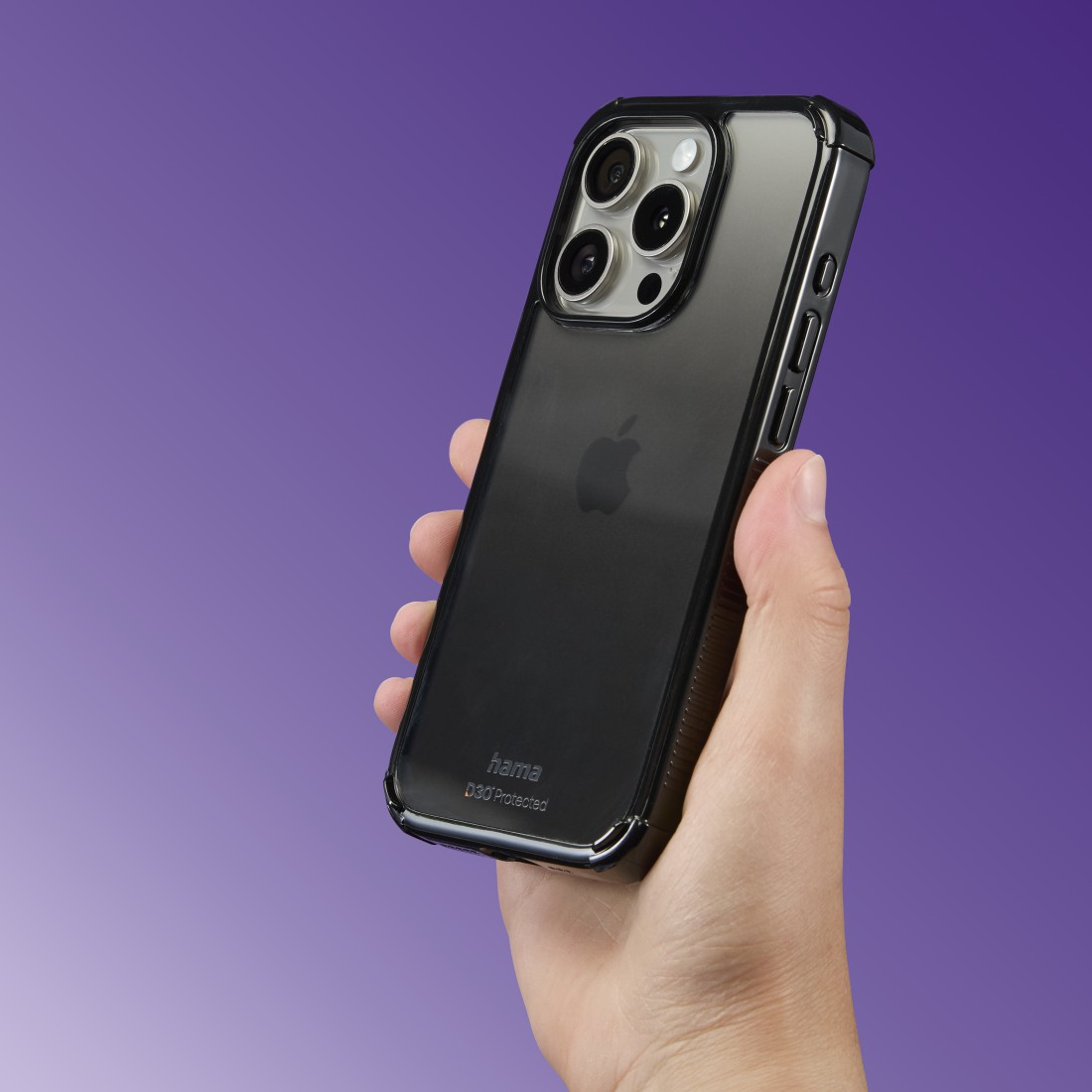 Hand hält ein schwarzes Telefon in einer transparenten Hülle, mit lila Gradienten Hintergrund.