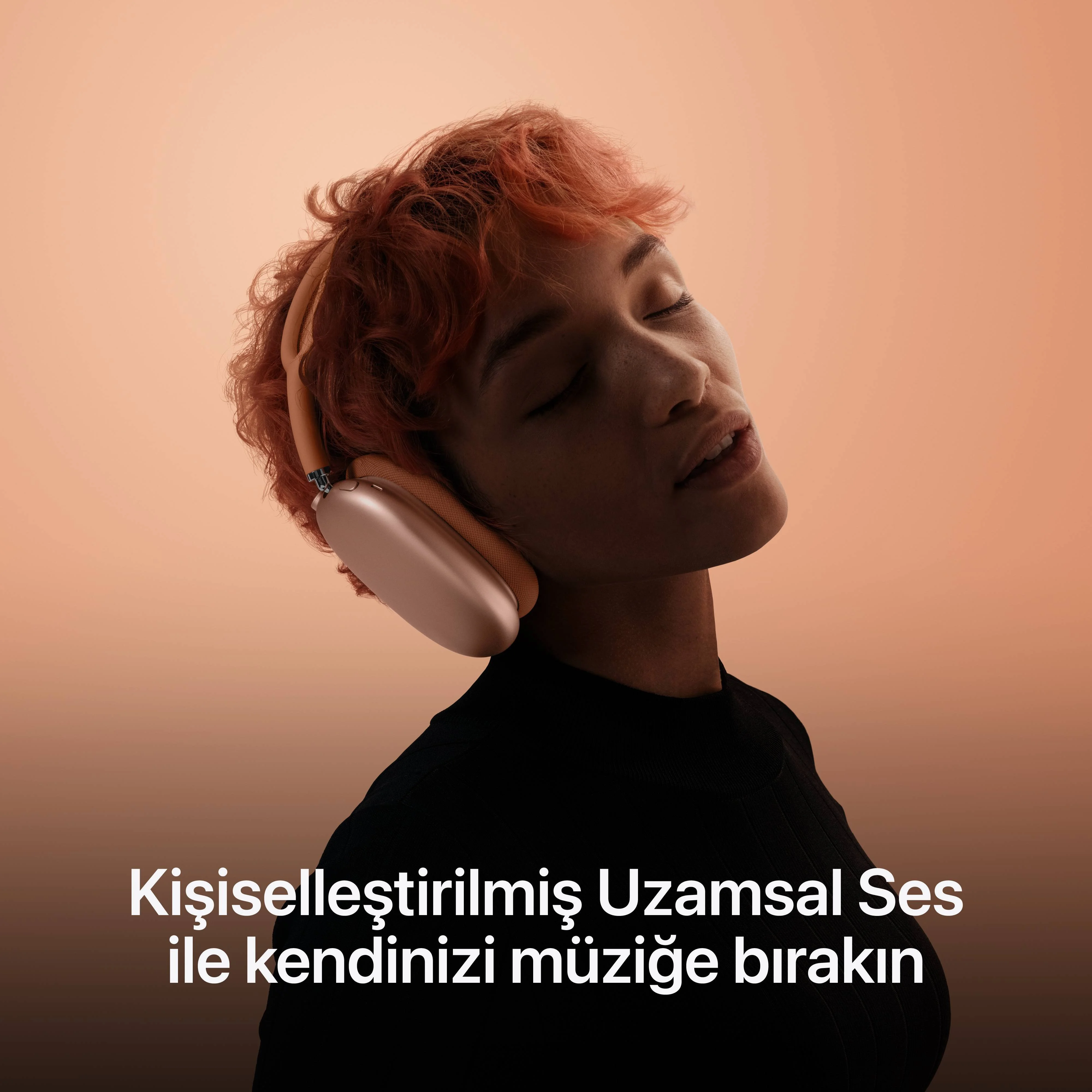 Kulaklık takan, gözleri kapalı kadın. Aşağıda Türkçe metin.