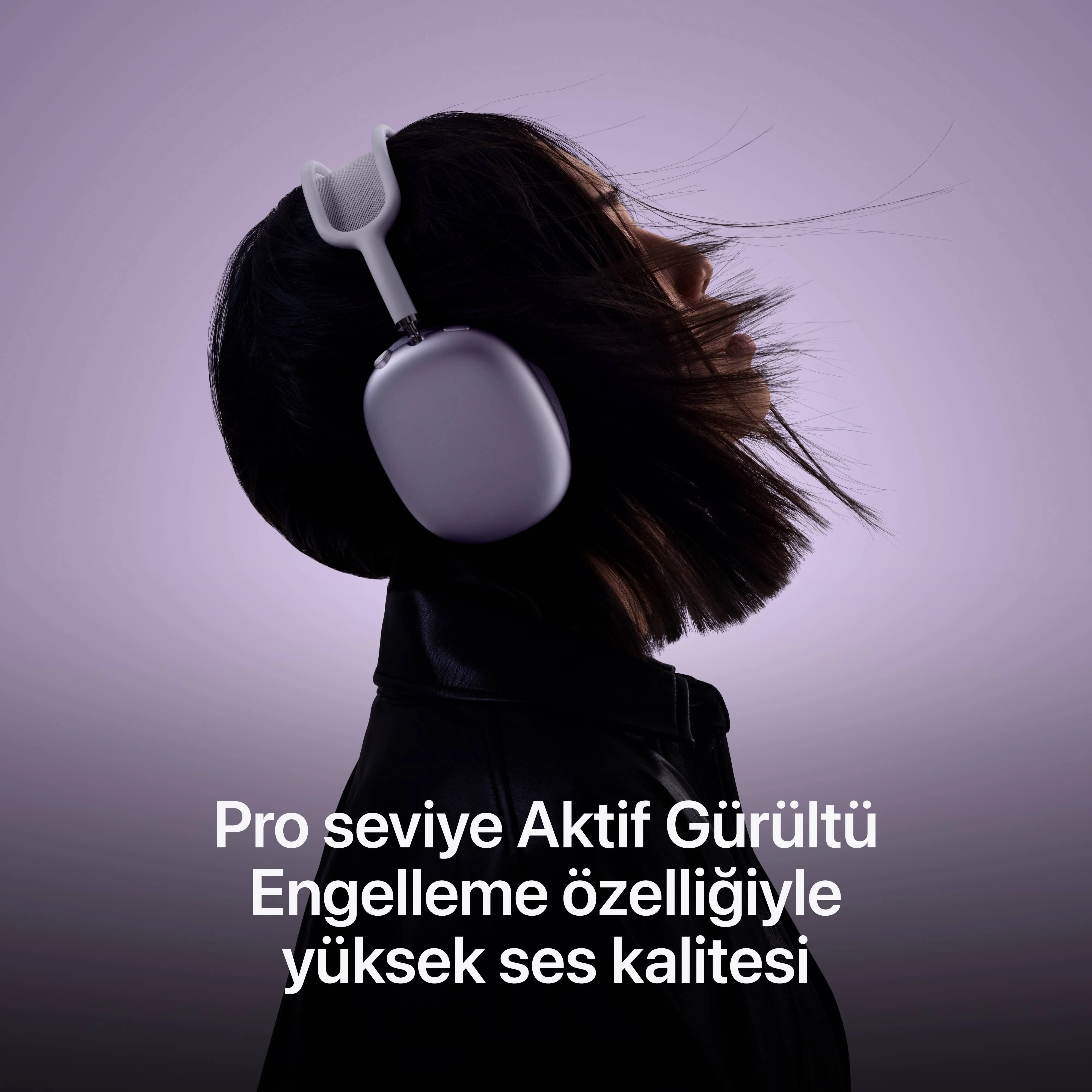 Kulaklıklı kadın, mor arka plan. Metin: Profesyonel seviyede aktif gürültü engelleme.