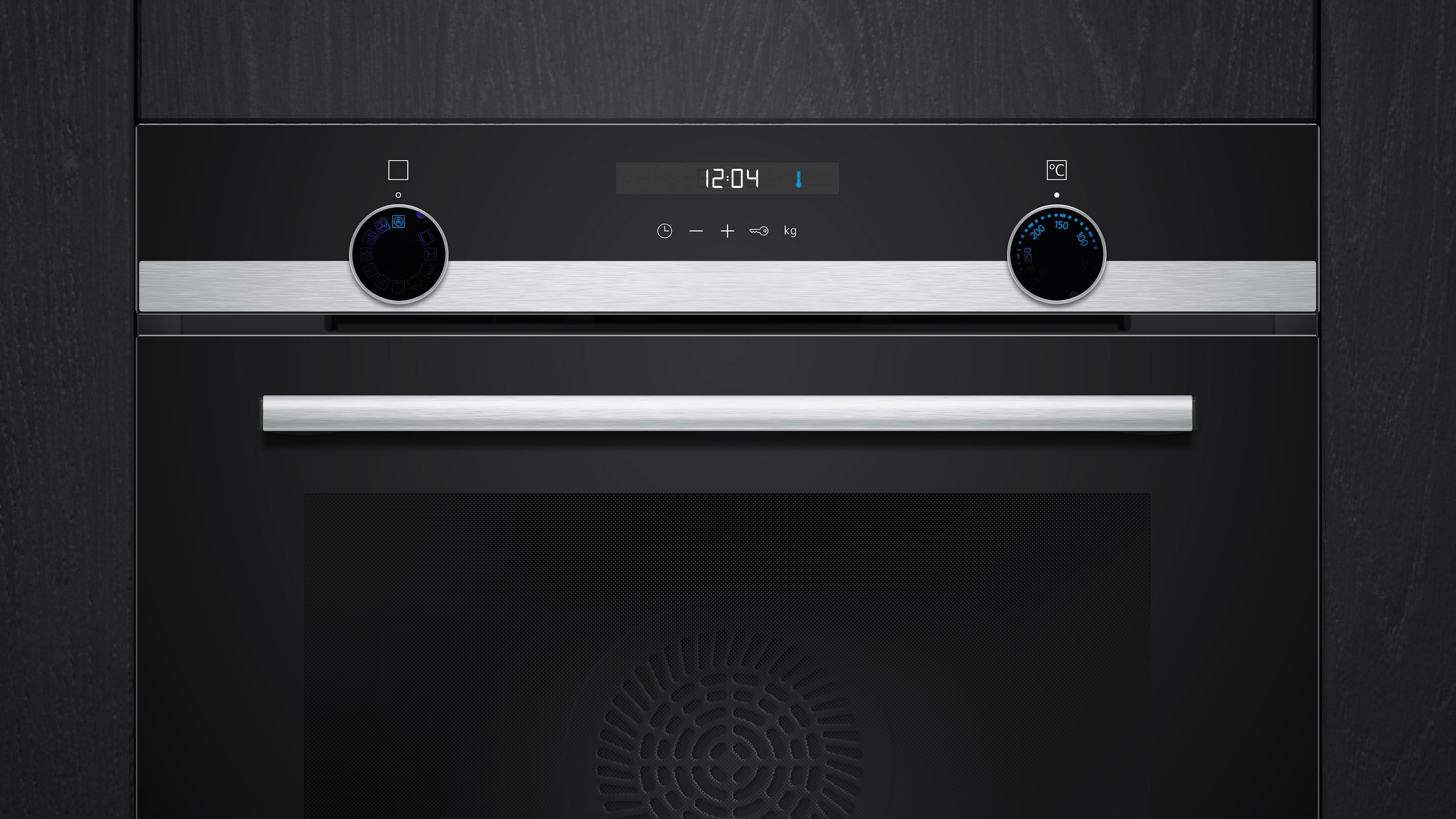 Backofen-Bedienfeld mit Display und Knöpfen. Temperatureinstellungen sichtbar.
