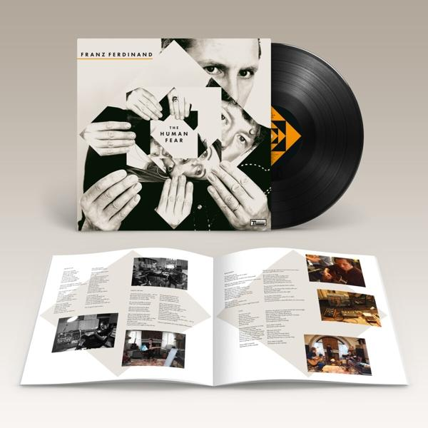 Albumcover mit Gesichtern von Bandmitgliedern, schwarze Vinyl-Schallplatte und geöffnetes Textbuch.