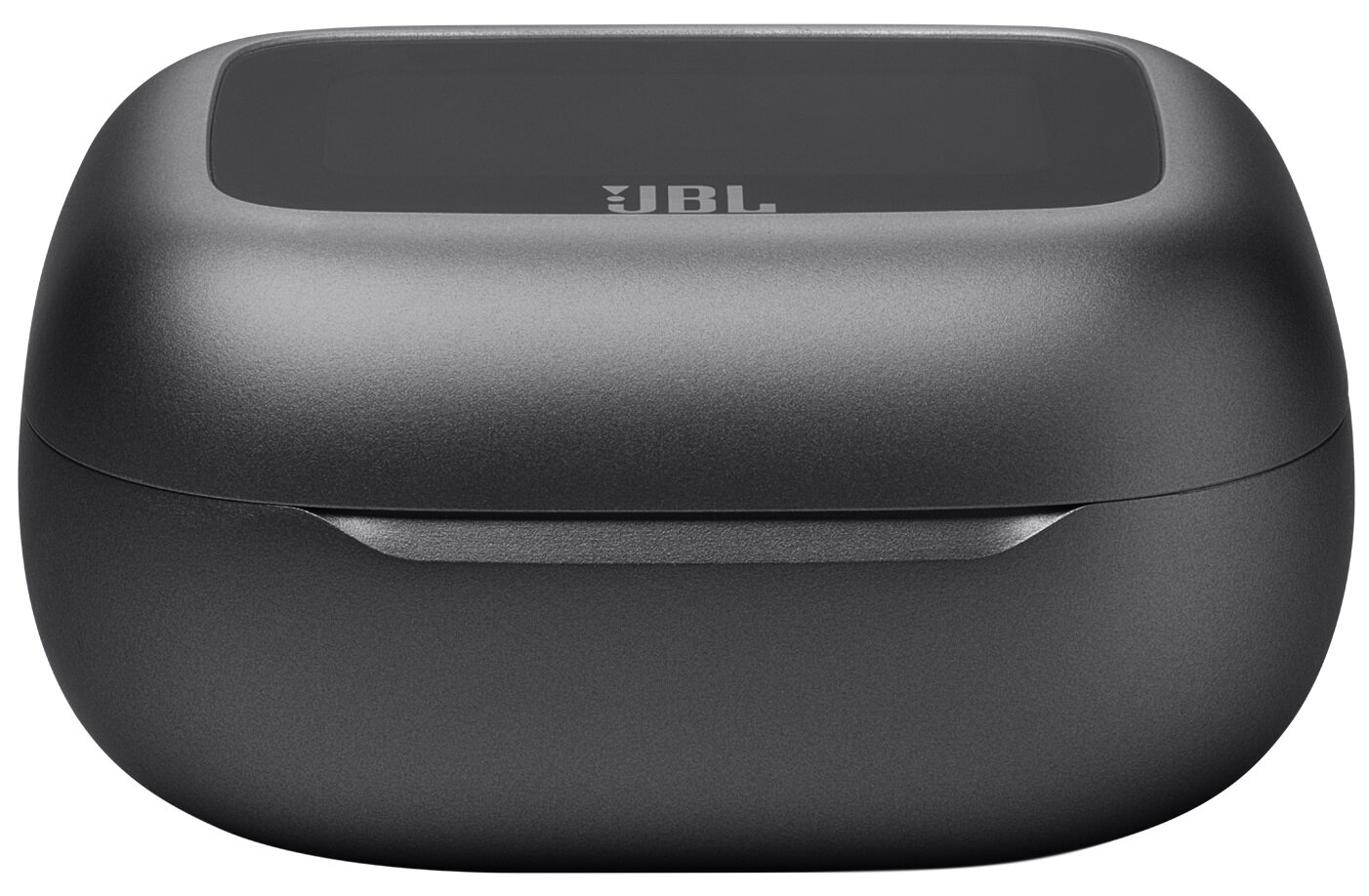 Zbliżenie czarnego, zaokrąglonego etui ładującego słuchawki z logo JBL na górze.