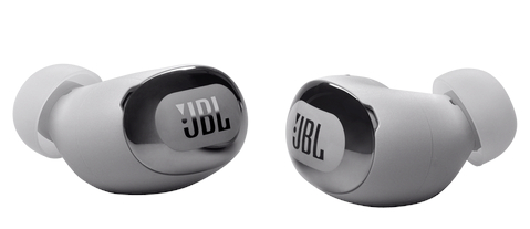 Dwa białe słuchawki JBL na białej powierzchni, z logo JBL na każdym.