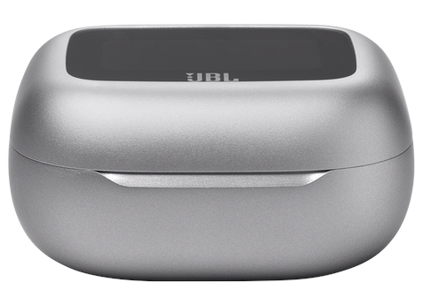 Zbliżenie srebrnego etui ładującego JBL. Widoczne logo JBL.