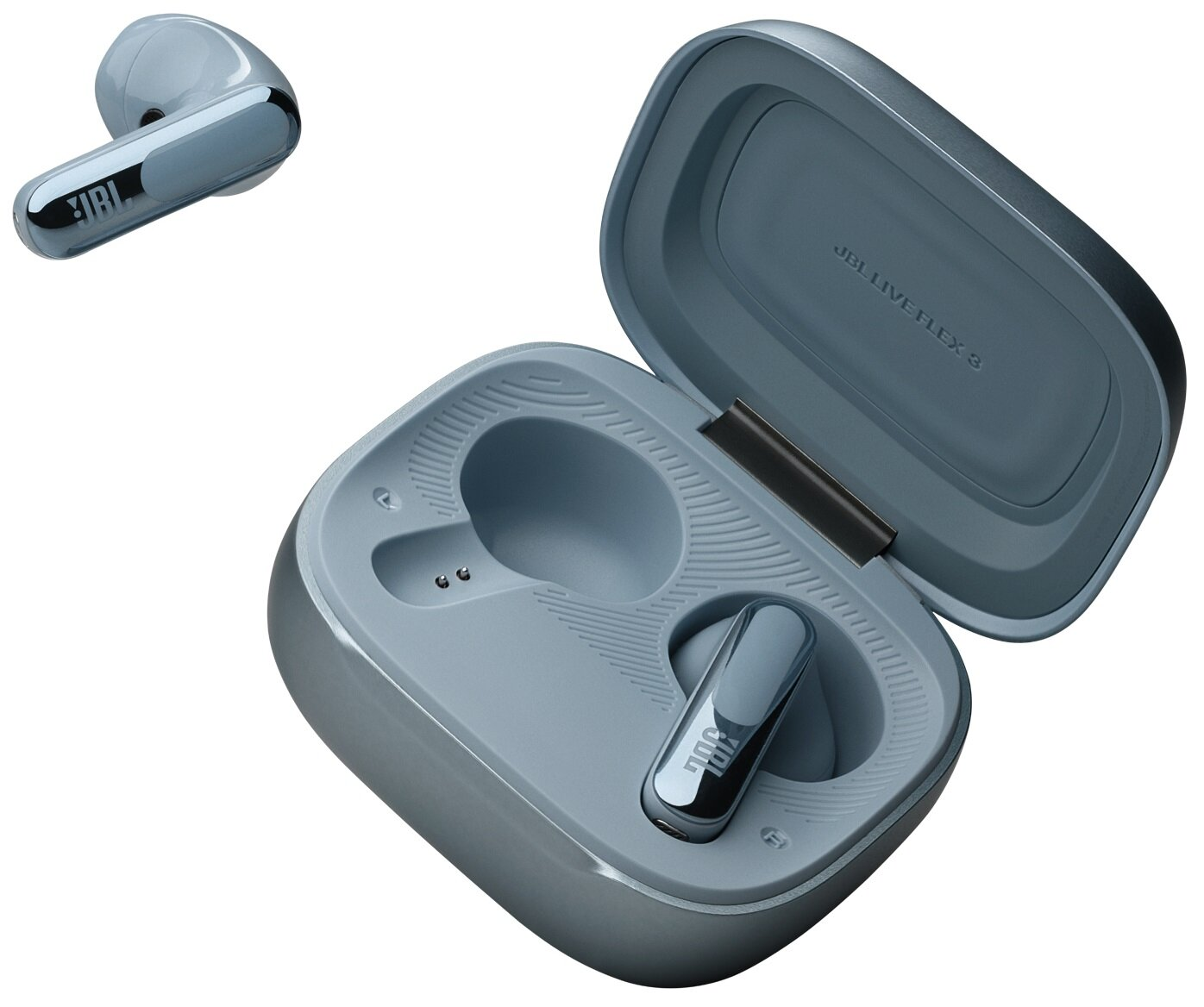 Szare słuchawki JBL, otwarte etui ładujące. Jeden słuchawka w etui, drugi na zewnątrz. JBL Live Flex 3 na etui.