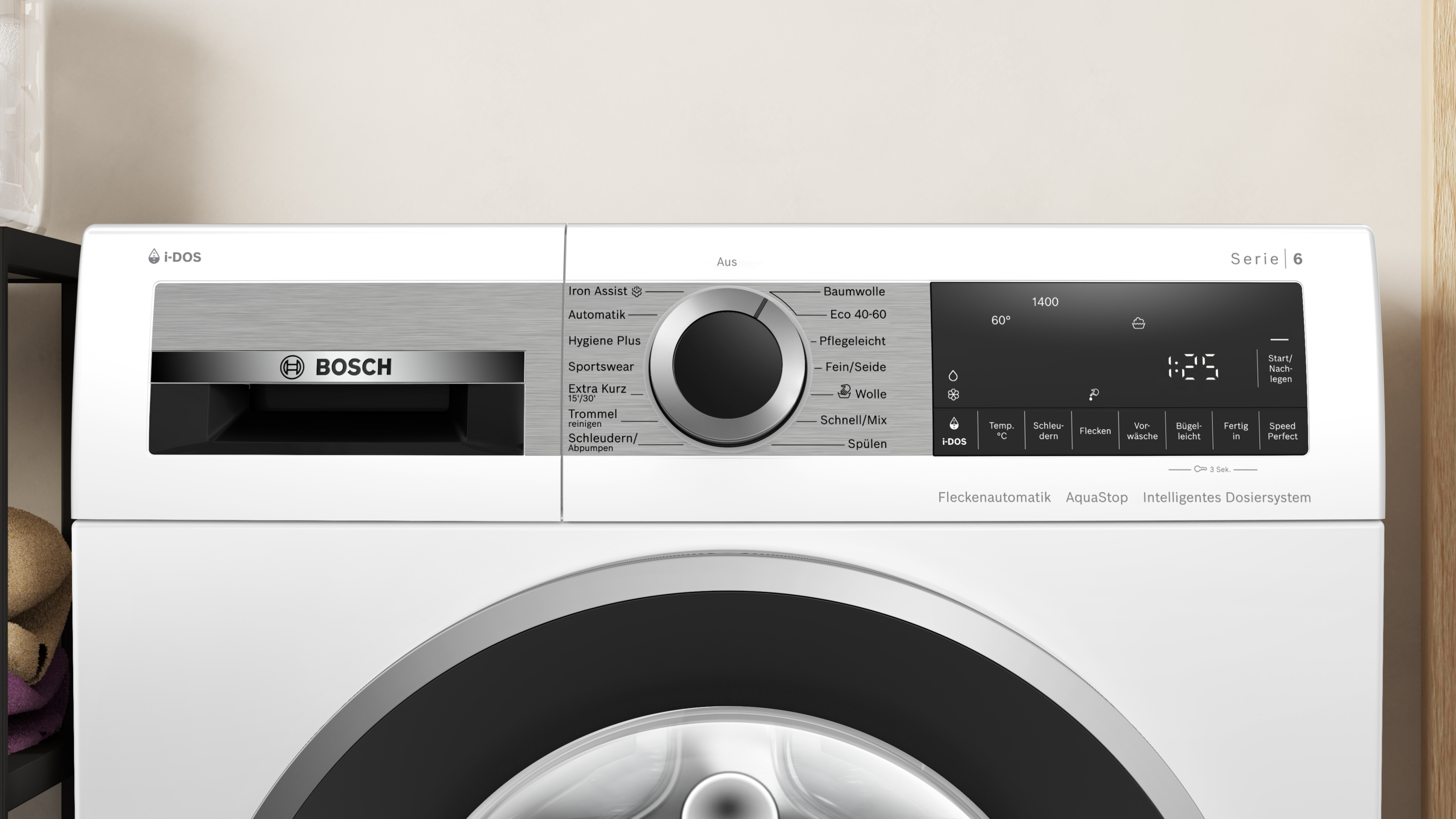 Bedienfeld einer weißen Bosch Waschmaschine mit Anzeige von Zeit und Einstellungen. Es hat einen zentralen Drehregler und Tasten.