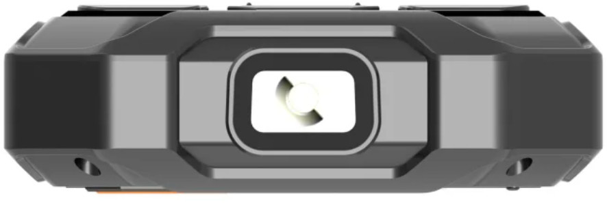 Detergent do zmywarki w dozowniku z czerwoną kapsułką.