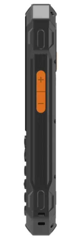 Nowoczesna zmywarka ze stalowym panelem przednim, umieszczona pod drewnianym blatem.