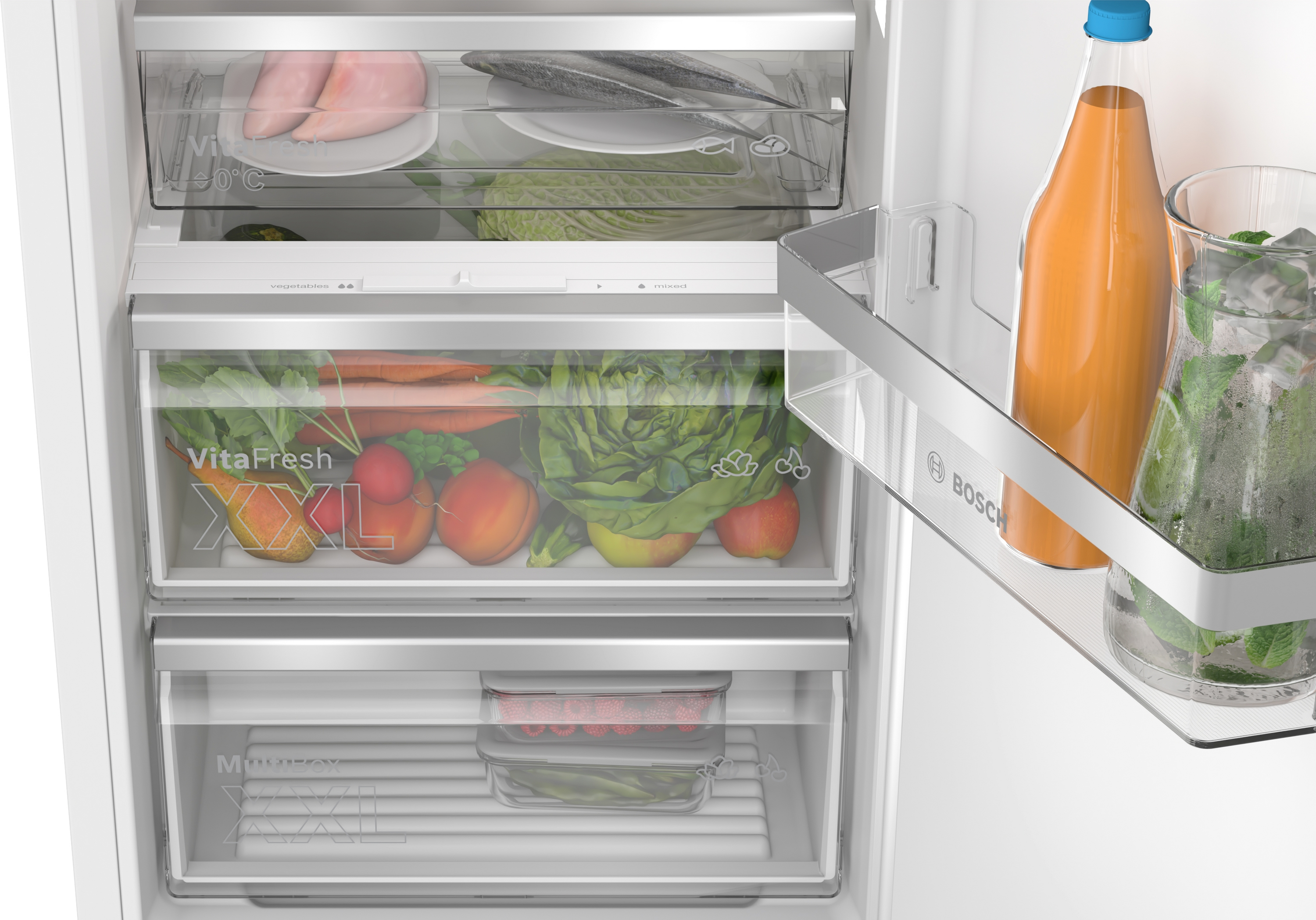 Ein offener Kühlschrank mit Lebensmitteln und Getränken. Sichtbar sind Obst, Gemüse, Fisch, Saft und Wasser mit Minze.