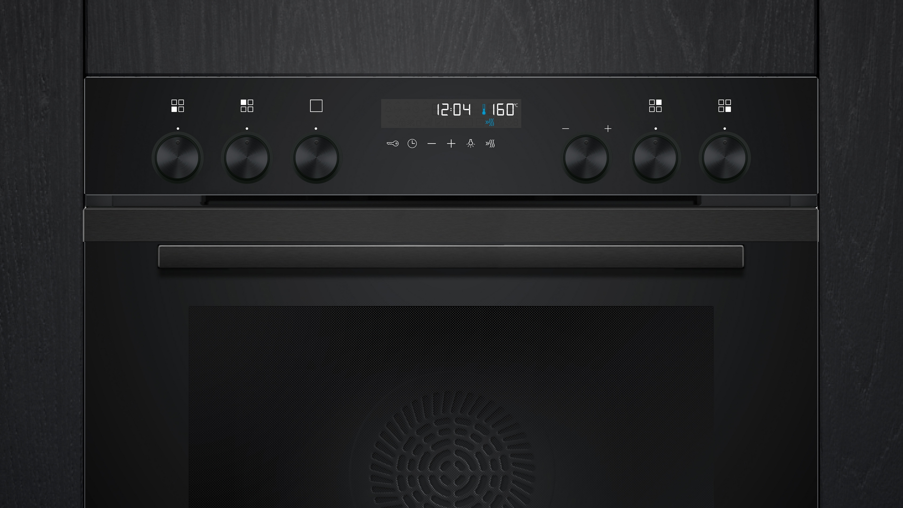 Ein schwarzer Backofen mit Knöpfen, Digitalanzeige für Uhrzeit und Temperatur sowie einem runden Lüfterdetail unten.