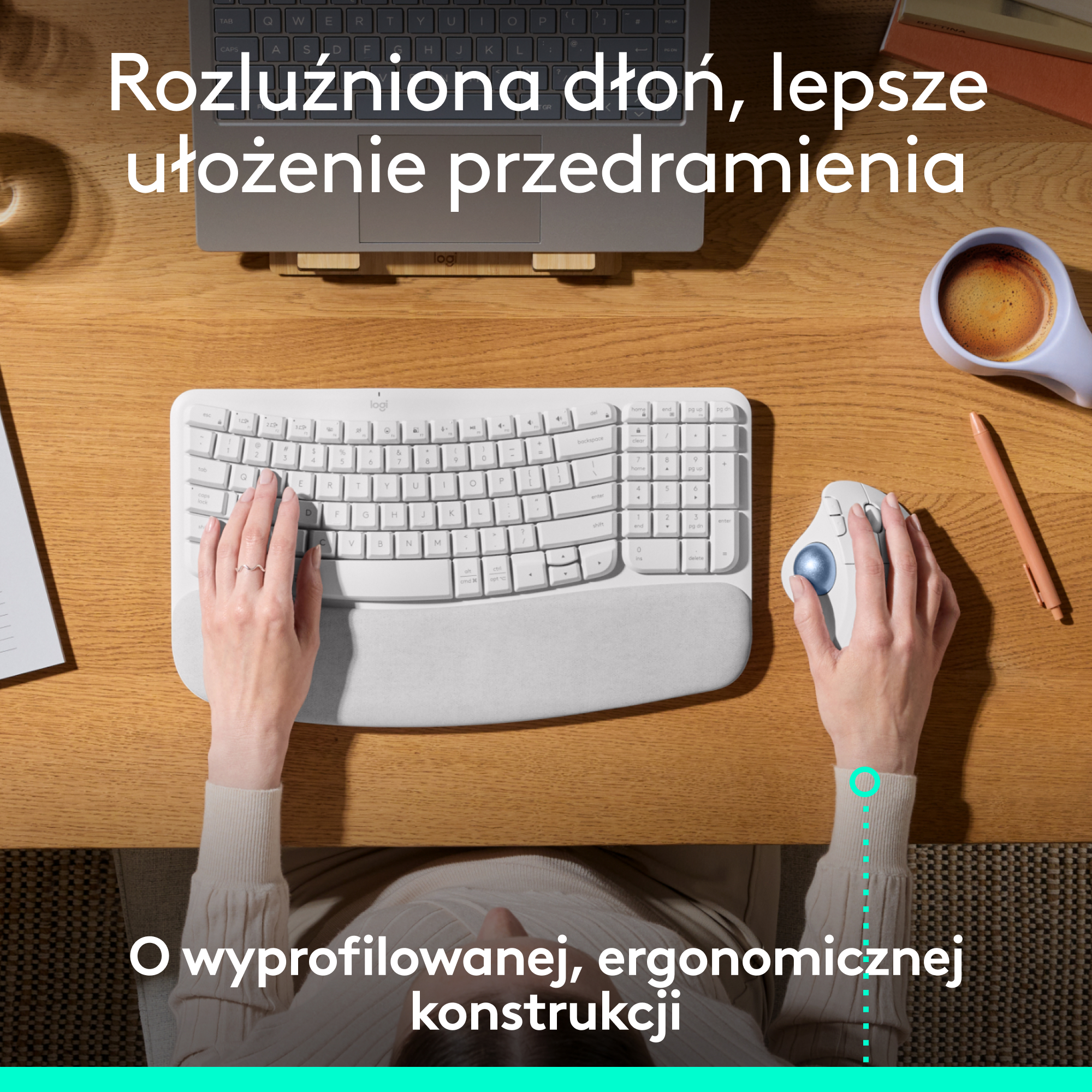 Dłonie piszące na białej klawiaturze Logitech z myszą. Po prawej stronie widoczny jest kubek kawy.
