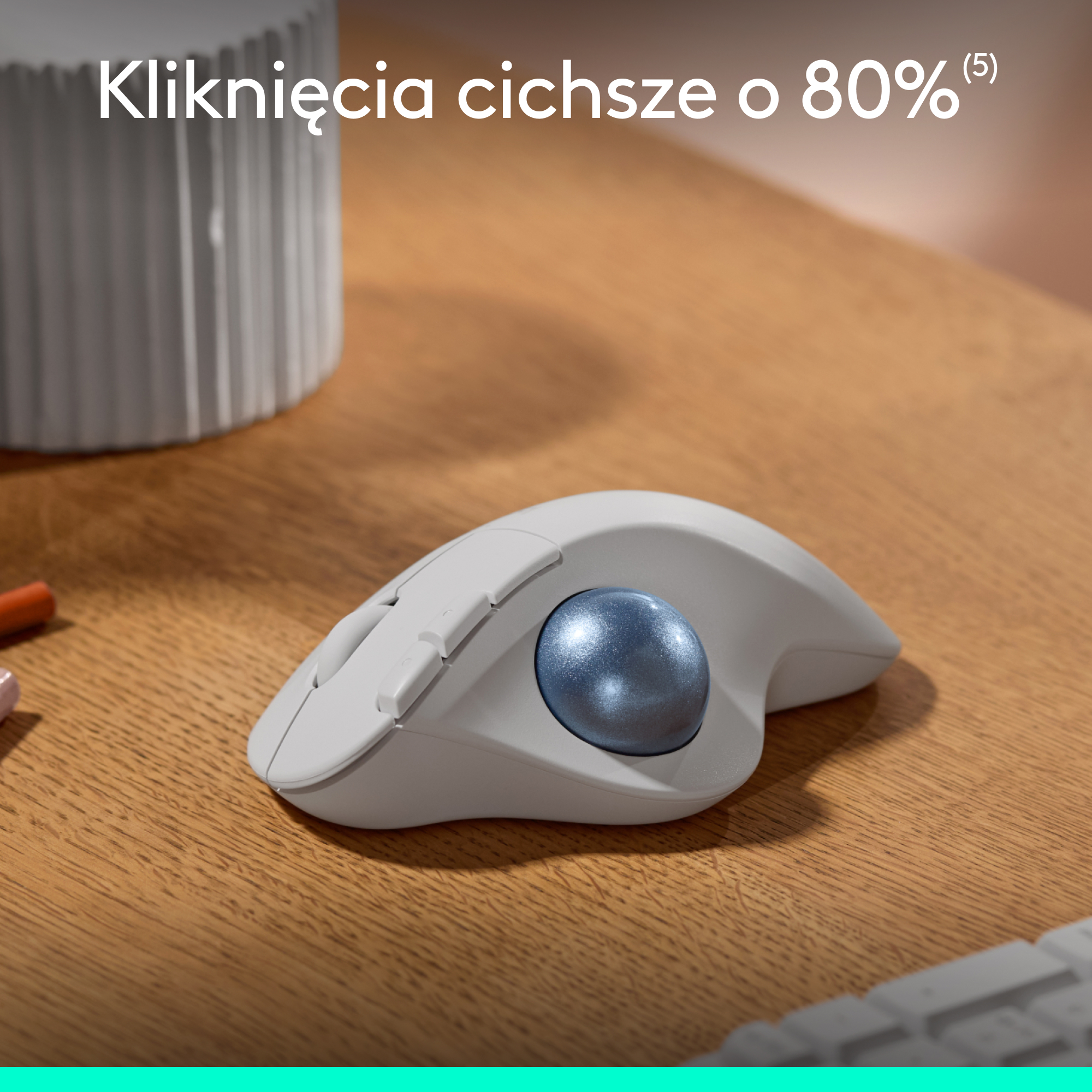 Biała, ergonomiczna mysz z niebieską kulką. Tekst: Dźwięki kliknięć cichsze o 80%.