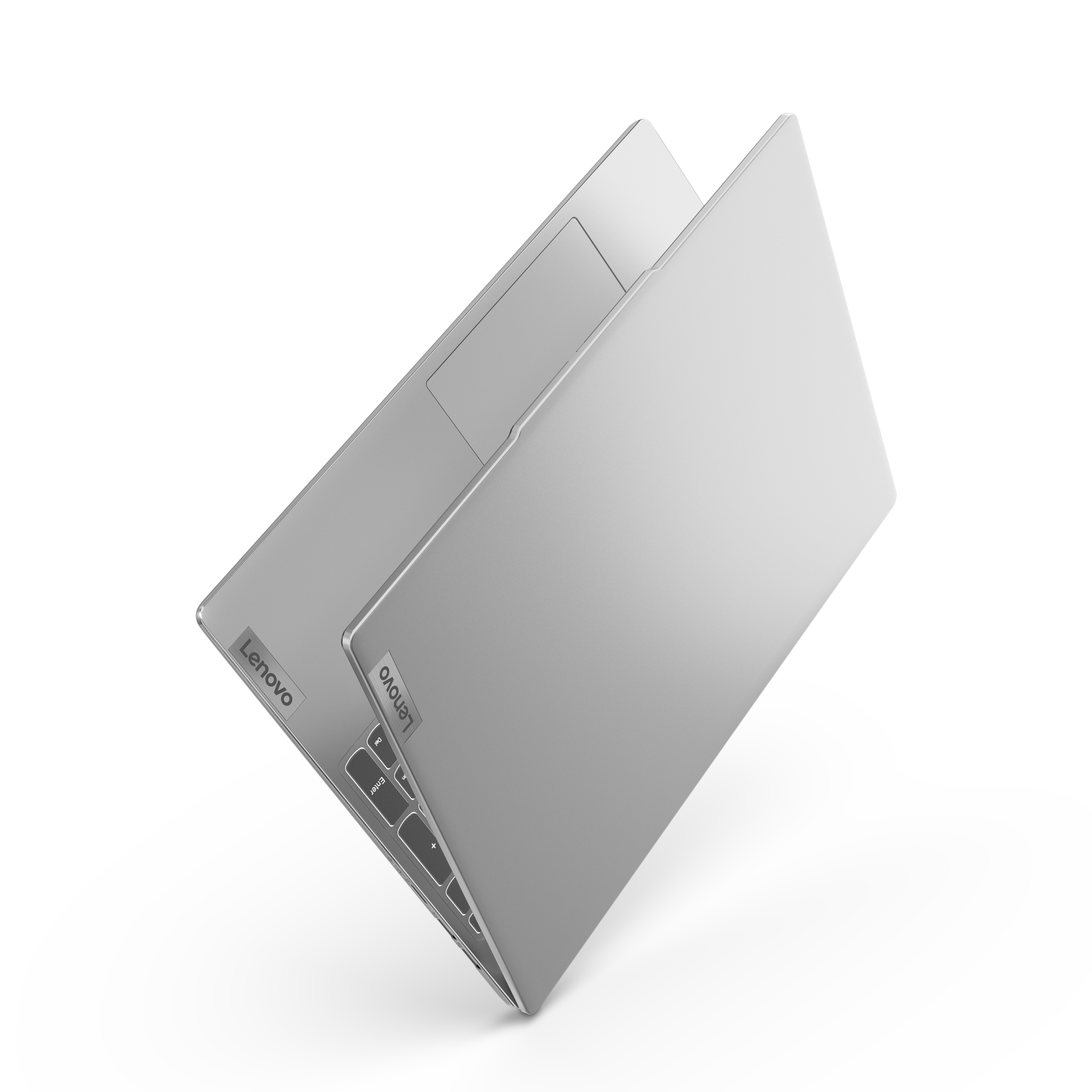 Ein grauer Lenovo-Laptop ist auf weißem Hintergrund leicht ge öffnet.