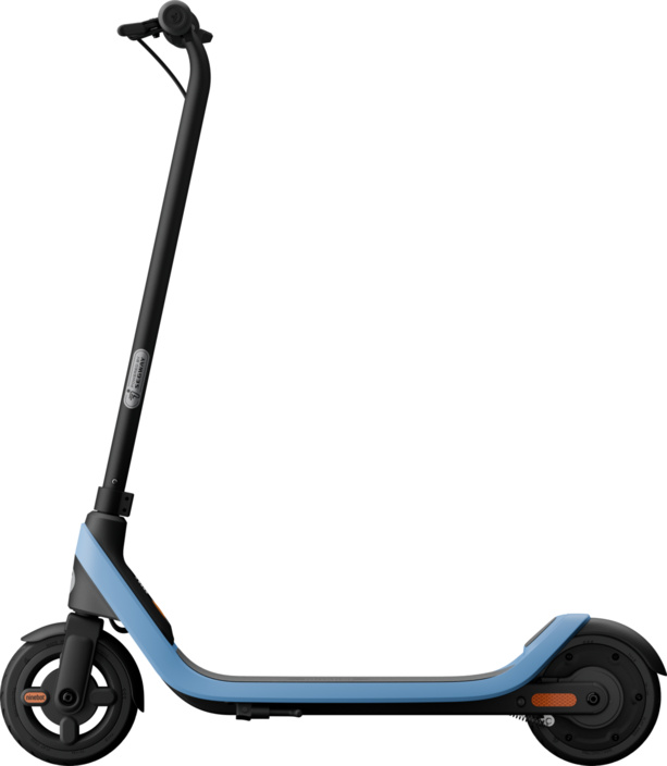 Trottinette électrique bleue et noire sur fond blanc.