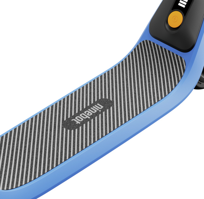 Gros plan du marchepied du scooter avec le logo Ninebot.
